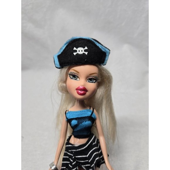 MGA 2005 BRATZ Soccer Cloe With Treasures Pirate Outfit - Picture 15 of 15